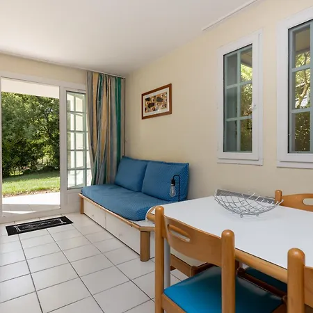 Verdier En Rez Jardin Мольез-е-Маа